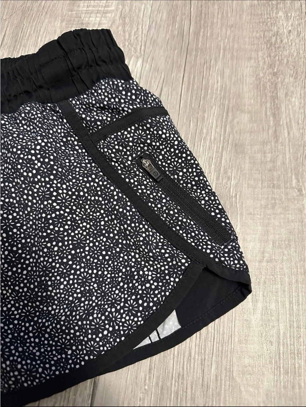 Lululemon Tracker Shorts Freckle Flower (Size 6)